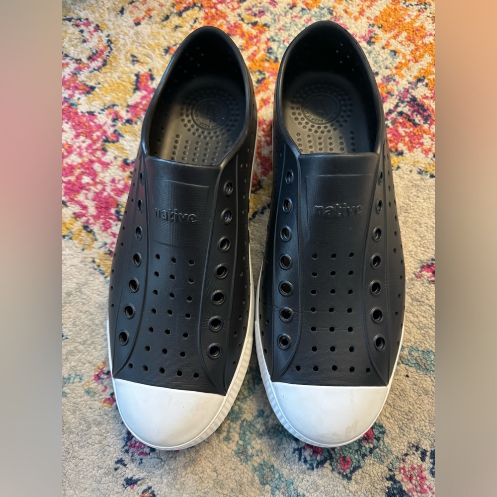 Mens Native Jefferson shoes - EUC